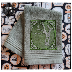 Serviette brodée arbre hanté
