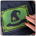 Serviette brodée chapeau de sorcière