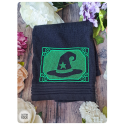 Serviette brodée chapeau de sorcière