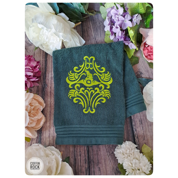 Serviette brodée chapeau de sorcière