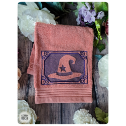 Serviette brodée chapeau de sorcière