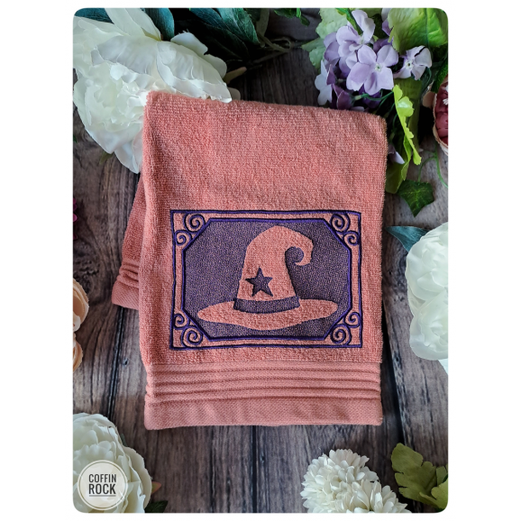 Serviette brodée chapeau de sorcière