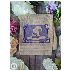 Serviette brodée chapeau de sorcière