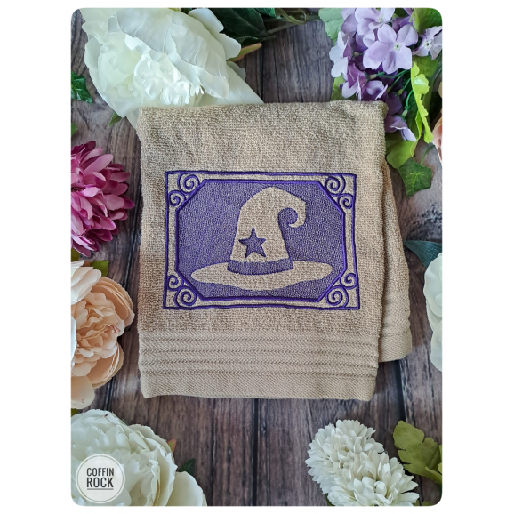 Serviette brodée chapeau de sorcière