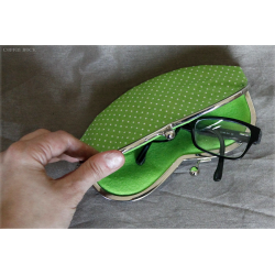 Étui à lunettes vert à pois