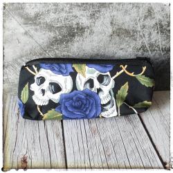 Trousse crânes fleurs bleues